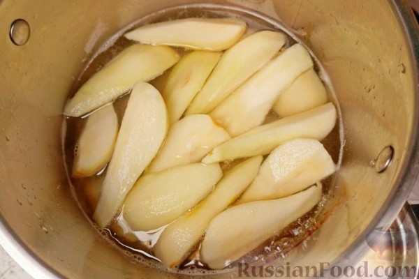 Тарт из теста сабле с масляно-миндальным кремом и карамелизованной грушей