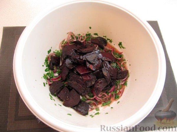 Салат из печёной свёклы, моркови и лука