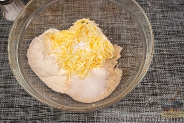 Тарт из теста сабле с масляно-миндальным кремом и карамелизованной грушей