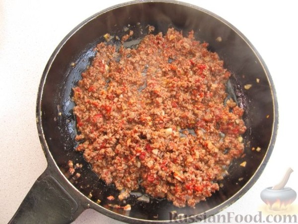 Макароны с фаршем, баклажанами и помидорами