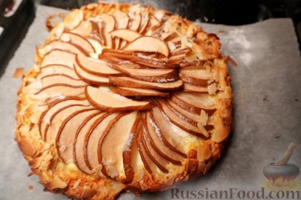 Открытый песочный пирог с рикоттой и грушей