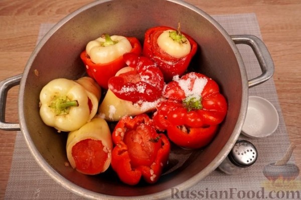 Фаршированный перец с рисом, фисташками и изюмом