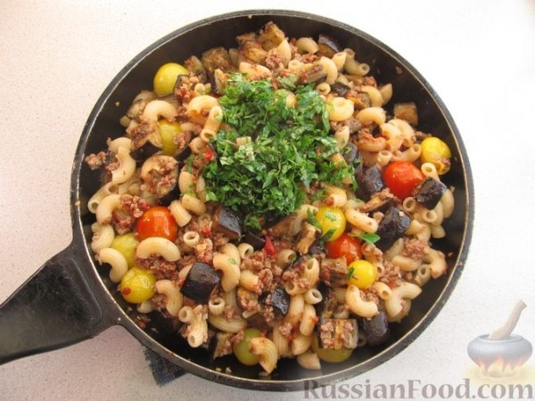 Макароны с фаршем, баклажанами и помидорами