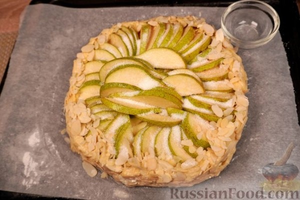 Открытый песочный пирог с рикоттой и грушей