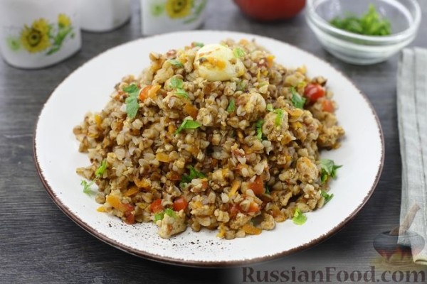Гречка с фаршем, помидорами и сладким перцем (на сковороде)