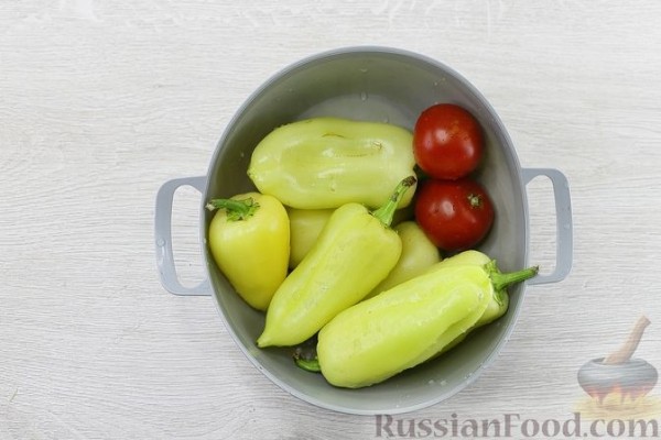 Жареный сладкий перец с помидорами и чесноком