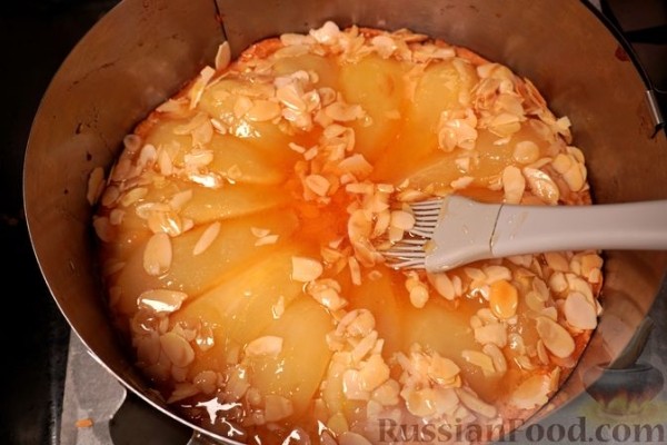 Тарт из теста сабле с масляно-миндальным кремом и карамелизованной грушей