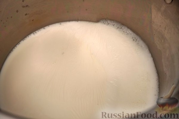 Торт из миндального безе с пралине, шоколадным заварным кремом и глазурью