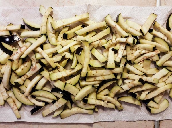 Салат с жареными баклажанами и яйцом