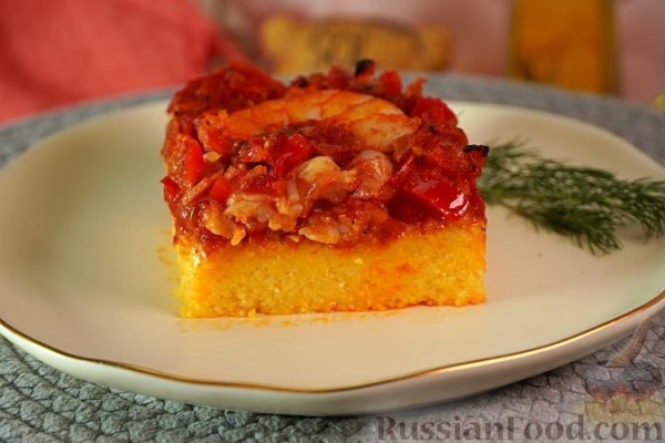 Запеканка из поленты с креветками и беконом