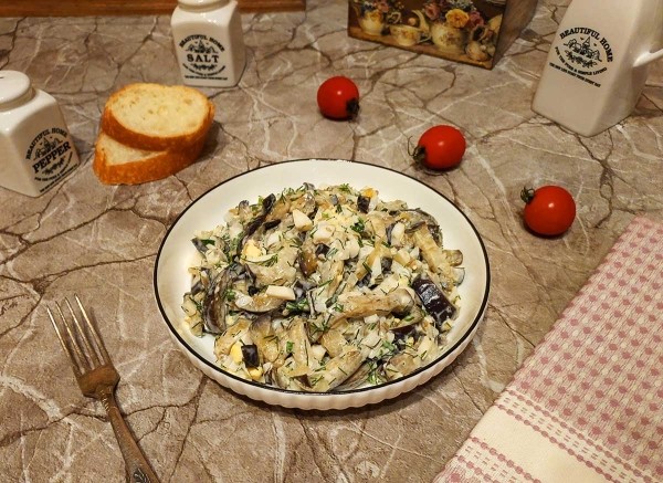Салат с жареными баклажанами и яйцом