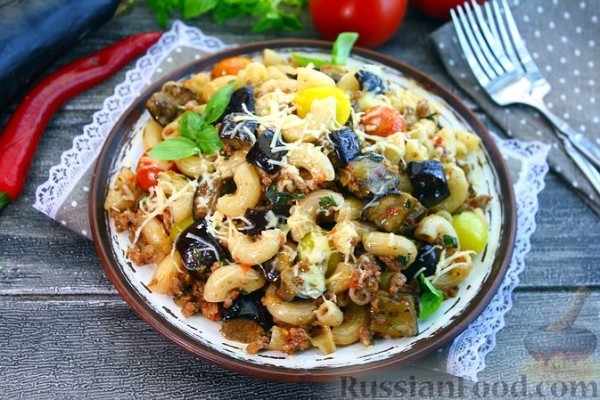 Макароны с фаршем, баклажанами и помидорами