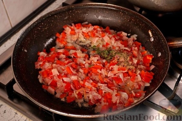 Запеканка из поленты с креветками и беконом