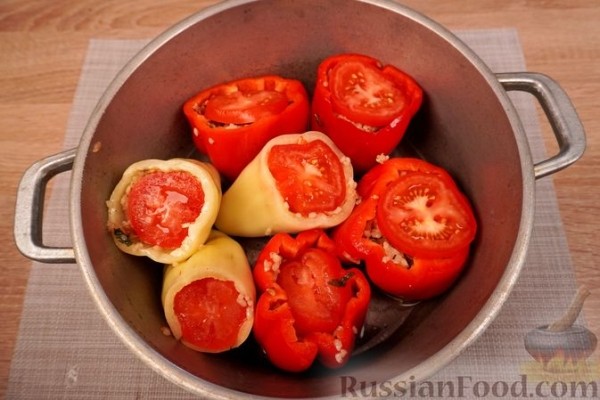 Фаршированный перец с рисом, фисташками и изюмом