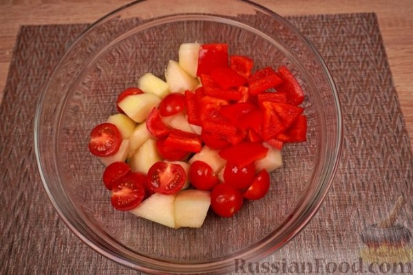 Салат из дыни, овощей и маринованной брынзы