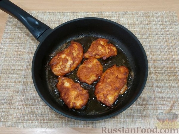 Отбивные из куриного филе в томатном кляре