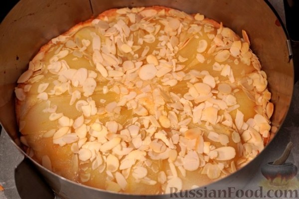 Тарт из теста сабле с масляно-миндальным кремом и карамелизованной грушей