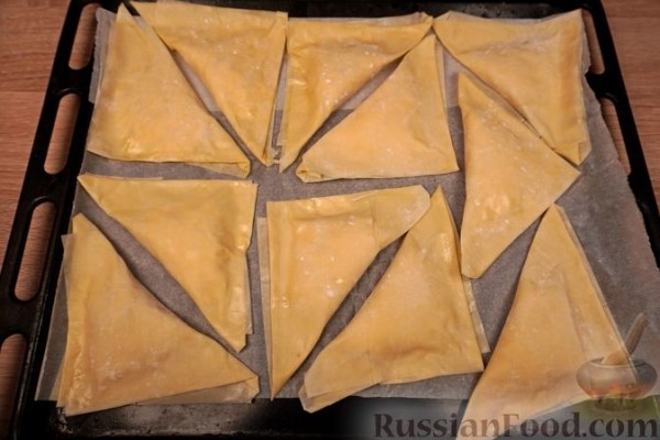 Тиропитакия (треугольнички из теста фило с сыром и беконом) Тиропитакия (треугольнички из теста фило с сыром и беконом)