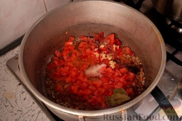 Мидии, тушенные с вином, помидорами и фетой