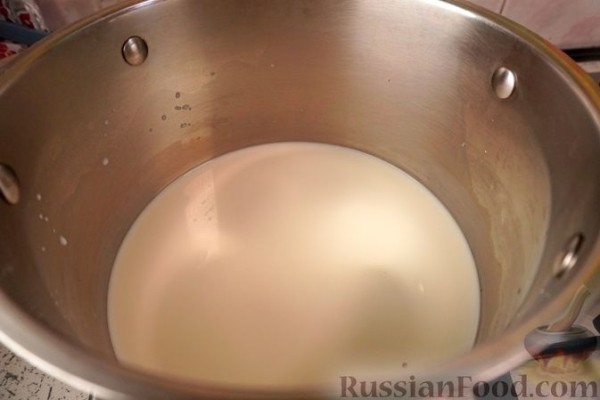 Торт из миндального безе с пралине, шоколадным заварным кремом и глазурью
