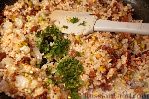 Фаршированный перец с рисом, фисташками и изюмом