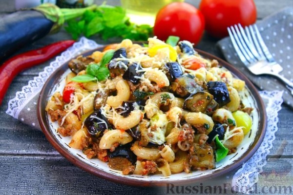 Макароны с фаршем, баклажанами и помидорами