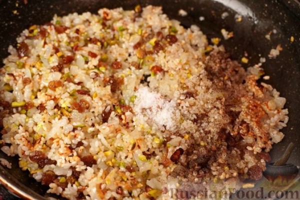 Фаршированный перец с рисом, фисташками и изюмом