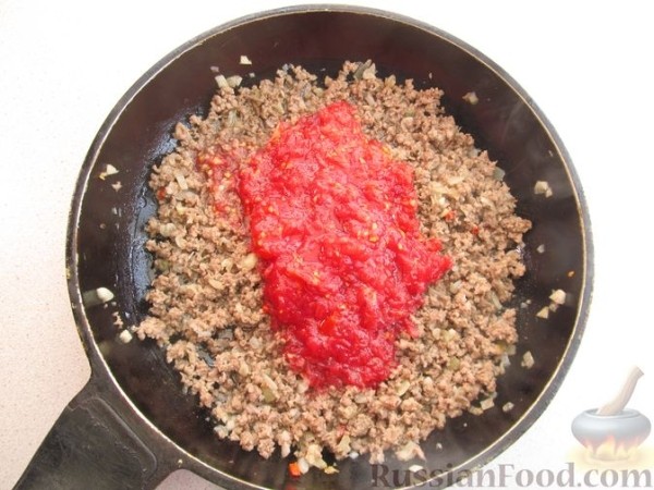 Макароны с фаршем, баклажанами и помидорами