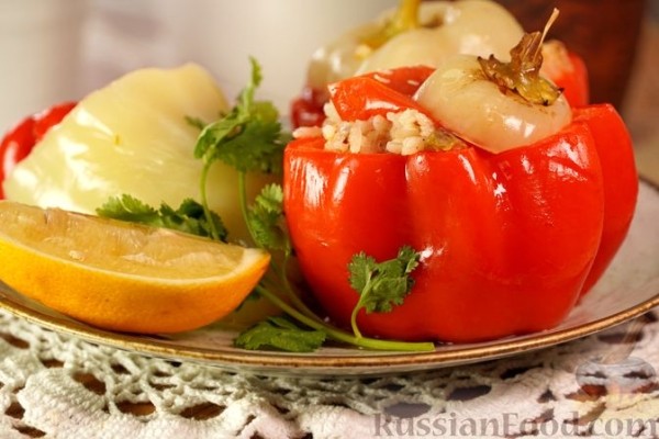 Фаршированный перец с рисом, фисташками и изюмом