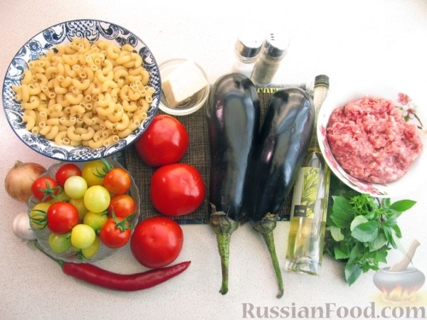 Макароны с фаршем, баклажанами и помидорами