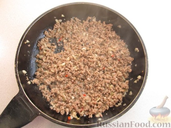 Макароны с фаршем, баклажанами и помидорами