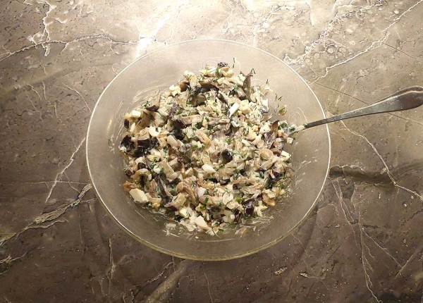Салат с жареными баклажанами и яйцом