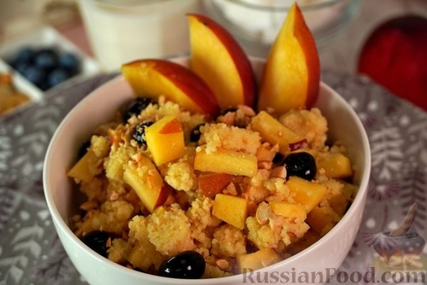 Кускус с голубикой, персиком и орехами