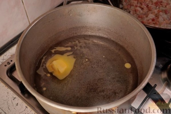 Запеканка из поленты с креветками и беконом
