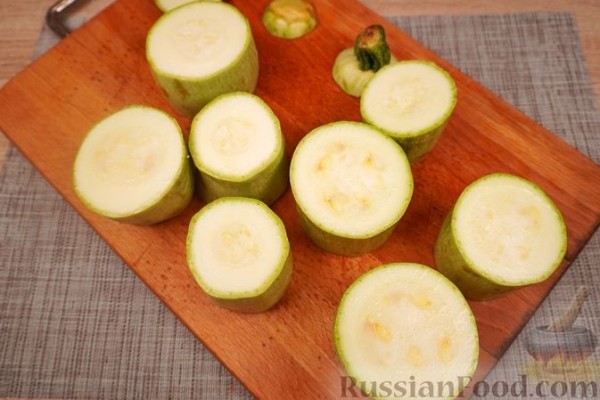 Кабачки, фаршированные творогом, брынзой и сладким перцем Кабачки, фаршированные творогом, брынзой и сладким перцем
