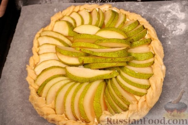 Открытый песочный пирог с рикоттой и грушей