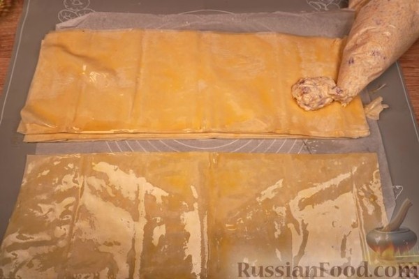 Тиропитакия (треугольнички из теста фило с сыром и беконом) Тиропитакия (треугольнички из теста фило с сыром и беконом)