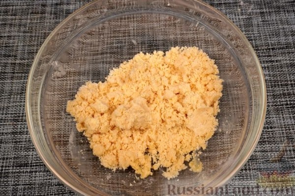 Тарт из теста сабле с масляно-миндальным кремом и карамелизованной грушей