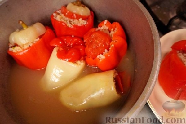 Фаршированный перец с рисом, фисташками и изюмом