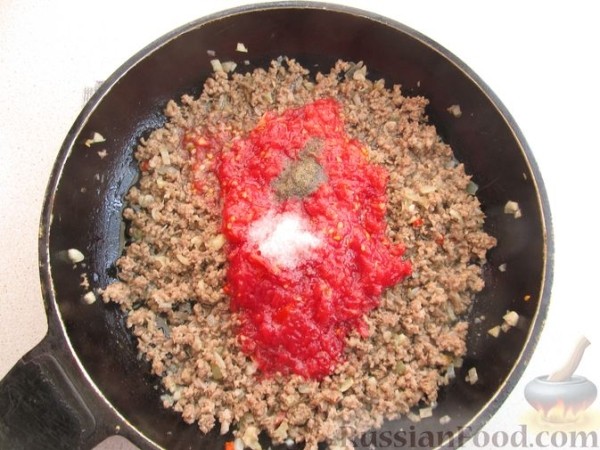 Макароны с фаршем, баклажанами и помидорами