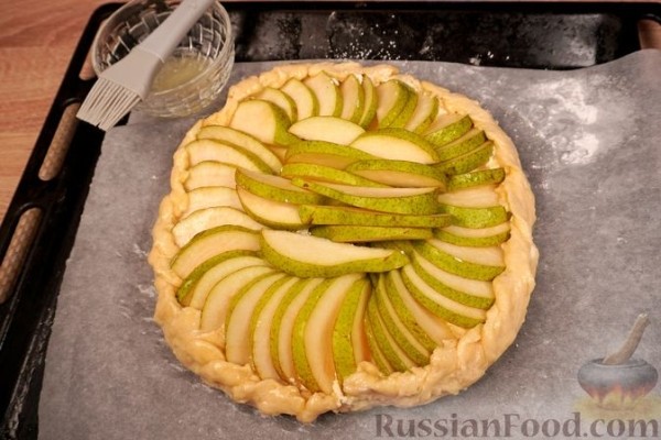 Открытый песочный пирог с рикоттой и грушей