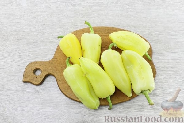 Жареный сладкий перец с помидорами и чесноком