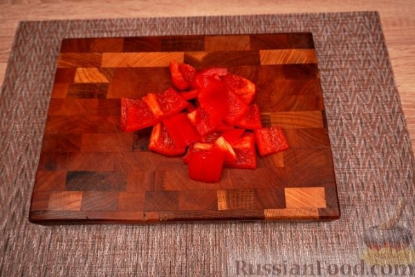 Салат из дыни, овощей и маринованной брынзы