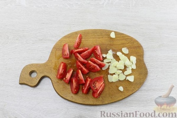 Жареный сладкий перец с помидорами и чесноком