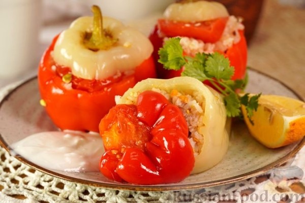 Фаршированный перец с рисом, фисташками и изюмом