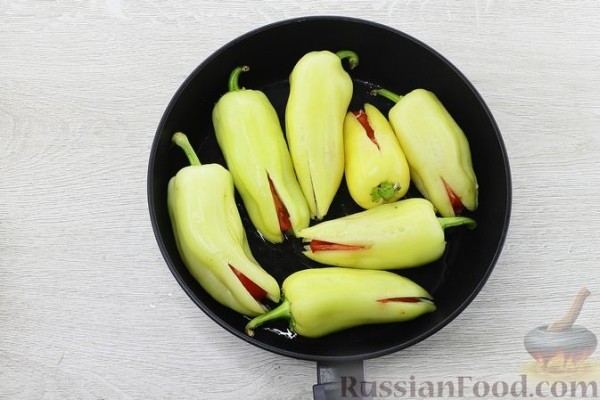 Жареный сладкий перец с помидорами и чесноком