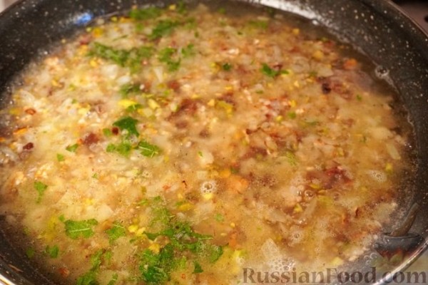 Фаршированный перец с рисом, фисташками и изюмом