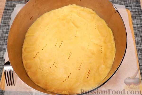Тарт из теста сабле с масляно-миндальным кремом и карамелизованной грушей