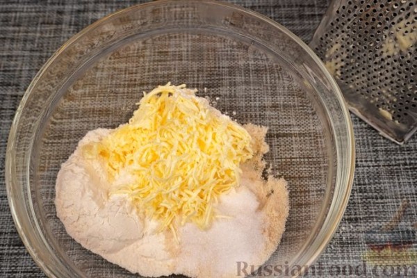 Тарт из теста сабле с масляно-миндальным кремом и карамелизованной грушей