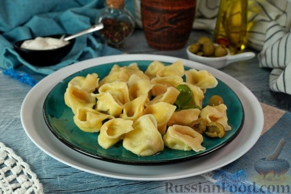 Хилопитес емистас с сыром, творогом и оливками (тортеллини по-гречески)